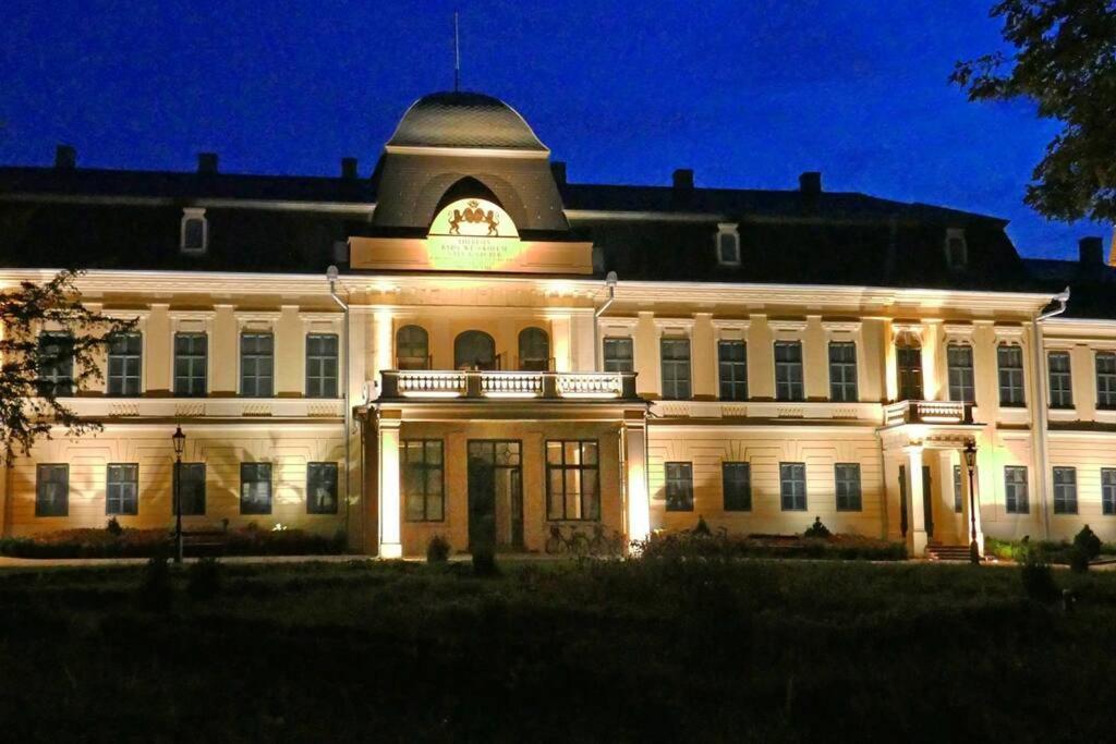 Corvin Apartman Дьюла Экстерьер фото